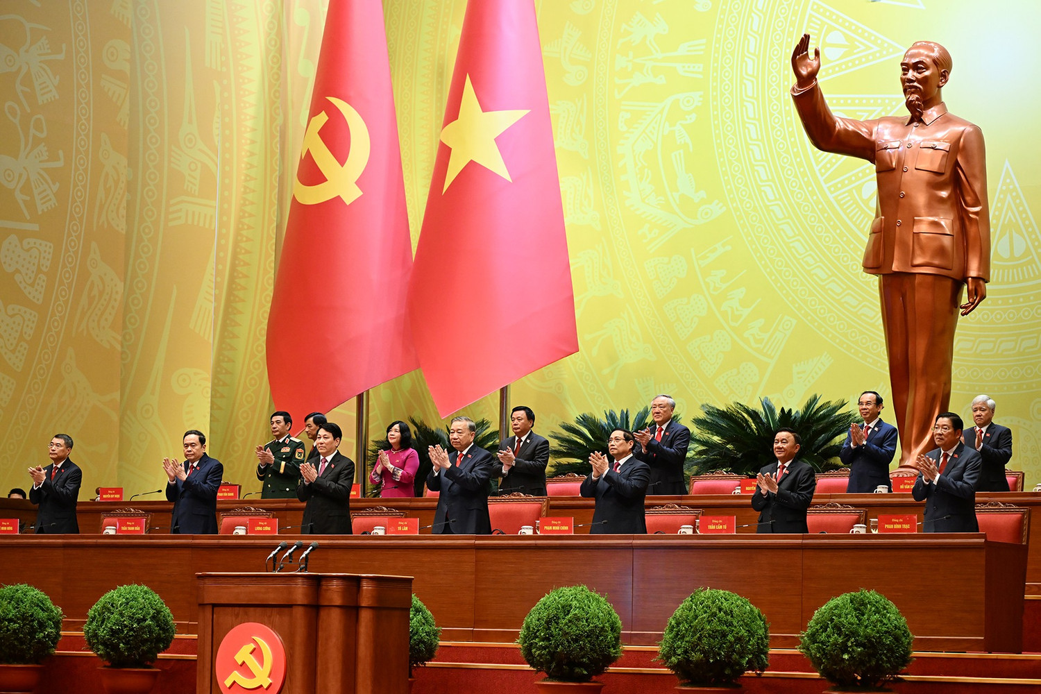 Southern Lao Provinces congratulate the 14th National Congress of the Communist Party of Vietnam